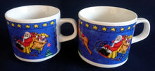 Lade das Bild in den Galerie-Viewer, KAFFEETASSE - Porzellan, Schlitten Rentier Weihnachtsmann Sterne Tannenbaum Bäume Mond Dorf Wald Motiv Dekor (BC)