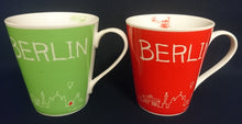Lade das Bild in den Galerie-Viewer, 2er Set KAFFEETASSEN - Porzellan, Skyline Berlin Diana Apotheke Aufschrift Motiv Dekor (Rot & Grün)