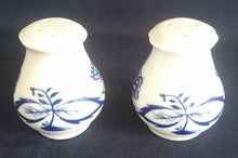 Lade das Bild in den Galerie-Viewer, SALZSTREUER - Porzellan, Zwiebelmuster Art Motiv Dekor