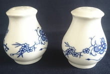 Lade das Bild in den Galerie-Viewer, PFEFFERSTREUER - Porzellan, Zwiebelmuster Art Motiv Dekor