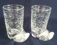 Lade das Bild in den Galerie-Viewer, 2er Set SHOT~ KURZE~ SCHNAPS~ GETRÄNKEGLAS - Kristallglas, Schuhe Lederstiefel Gerbungsstruktur Sohlen Schliff Motiv Form Dekor