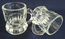 Lade das Bild in den Galerie-Viewer, 2er Set SHOT KURZE SCHNAPS- GETRÄNKEGLÄSER - Hartglas, Klar Linien Rechteckig Senkrecht Relief Motiv Dekor (BC)