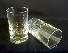 Lade das Bild in den Galerie-Viewer, SHOT~ SCHNAPS~ GETRÄNKEGLAS - Hartglas, Dicker Breiter Boden Motiv Dekor