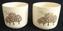 Lade das Bild in den Galerie-Viewer, GETRÄNKEBECHER - Keramik / Steingut, Flora Fauna Baum Bäume Wald Vogel Vögel Motiv Dekor (nBC)