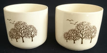 Lade das Bild in den Galerie-Viewer, 2er Set GETRÄNKEBECHER - Keramik / Steingut, Flora Fauna Baum Bäume Wald Vogel Vögel Motiv Dekor
