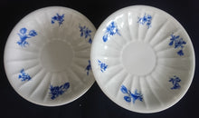 Lade das Bild in den Galerie-Viewer, 20 Teiliges TEESERVICE - Porzellan, Flora Rosenblumen Blüten Blatt Blätter Linien Relief Motiv Dekor