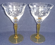 Lade das Bild in den Galerie-Viewer, 2er Set WEIßWEIN~ GETRÄNKEGLÄSER - Hartglas, Geschliffen Flora Abstrakt Blumenblüten Pflanzen Motiv Dekor