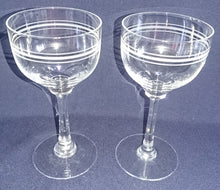 Lade das Bild in den Galerie-Viewer, WEIßWEIN~ GETRÄNKEGLAS - Hartglas, Geschliffen Mattiert Waagerecht Linien Streifen Motiv Dekor