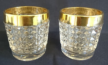 Lade das Bild in den Galerie-Viewer, 2er Set WHISKEY~ WHISKY~ GETRÄNKEGLÄSER - Hartglas, Breiter Goldrand Viereck Quadrat Karo Relief Motiv Dekor