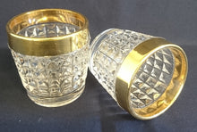 Lade das Bild in den Galerie-Viewer, 6er Set WHISKEY~ WHISKY~ GETRÄNKEGLÄSER - Hartglas, Breiter Goldrand Viereck Quadrat Karo Relief Motiv Dekor