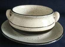 Lade das Bild in den Galerie-Viewer, 2er Set SUPPENTASSEN UNTERTELLER - Keramik / Steingut, Linien Dekor Rand Gesprenkeltes Motiv Dekor