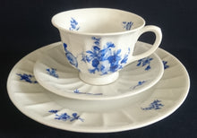 Lade das Bild in den Galerie-Viewer, 3er TEEGEDECK - Porzellan, Flora Rosenblumen Blüten Blatt Blätter Linien Relief Motiv Dekor