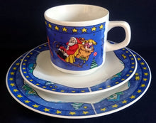 Lade das Bild in den Galerie-Viewer, 2er Set 2er KAFFEEGEDECKE - Porzellan, Schlitten Rentier Weihnachtsmann Sterne Tannenbaum Bäume Mond Dorf Wald Motiv Dekor