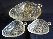 Lade das Bild in den Galerie-Viewer, 3er Set GROßE & KLEINE BEILAGEN~ DESSERTSCHALEN - Hartglas, Obst Frucht Erdbeere Form Relief Motiv Dekor