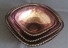 Lade das Bild in den Galerie-Viewer, MITTELGROßE BEILAGENSCHÜSSEL - Hartglas, Linien Wölbungen Relief Motiv Dekor