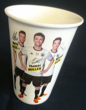 Lade das Bild in den Galerie-Viewer, GETRÄNKEBECHER "Europa Meisterschaft 2016" - Porzellan, Fußballspieler Offensives Mittelfeld Reus Müller Özil Aufschrift Motiv Dekor