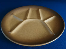 Lade das Bild in den Galerie-Viewer, FONDUETELLER (6 Kammer) - Keramik / Steingut, Einfärbiges Kammer Relief Motiv Dekor