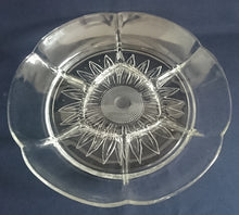 Lade das Bild in den Galerie-Viewer, BEILAGEN~ SERVIERPLATTE (7 Kammer) - Hartglas, Abstrakt Geschliffen Sonnenstern Kreise Motiv Dekor