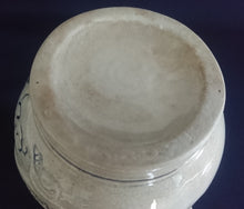 Lade das Bild in den Galerie-Viewer, APFELWEIN~ GETRÄNKEKRUG - Keramik / Steingut, Flora Weintrauben Rebstock Blatt Blätter Spruch Aufschrift Motiv Dekor