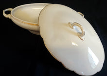 Lade das Bild in den Galerie-Viewer, BEILAGENSCHÜSSEL MIT DECKEL - Porzellan, Goldrand Gewölbter Relief Rand Motiv Dekor (BC)