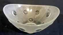 Lade das Bild in den Galerie-Viewer, BEILAGENSCHALE - Hartglas, Kreise Punkte Kugeln Relief Ovalform Motiv Dekor