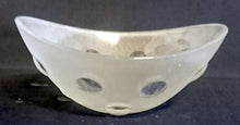 Lade das Bild in den Galerie-Viewer, BEILAGENSCHALE - Hartglas, Kreise Punkte Kugeln Relief Ovalform Motiv Dekor