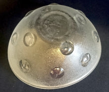 Lade das Bild in den Galerie-Viewer, BEILAGENSCHALE - Hartglas, Kreise Punkte Kugeln Relief Ovalform Motiv Dekor