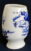Lade das Bild in den Galerie-Viewer, KLEINE BLUMENVASE - Porzellan, Gebirge Berge Landschaft Haus Baum Bäume Motiv Dekor