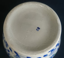 Lade das Bild in den Galerie-Viewer, BLUMENVASE - Porzellan, Doppelte Linien Streifen Flora Blumenblüten Pflanzen Ranken Motiv Dekor