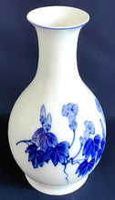 Lade das Bild in den Galerie-Viewer, KLEINE BLUMENVASE - Porzellan, Linien Rand Flora Blumen Blüten Blatt Blätter Motiv Dekor