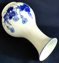 Lade das Bild in den Galerie-Viewer, KLEINE BLUMENVASE - Porzellan, Linien Rand Flora Blumen Blüten Blatt Blätter Motiv Dekor
