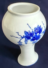 Lade das Bild in den Galerie-Viewer, KLEINE BLUMENVASE - Porzellan, Linien Rand Flora Blumen Blüten Blatt Blätter Motiv Dekor
