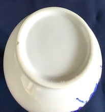 Lade das Bild in den Galerie-Viewer, KLEINE BLUMENVASE - Porzellan, Linien Rand Flora Blumen Blüten Blatt Blätter Motiv Dekor