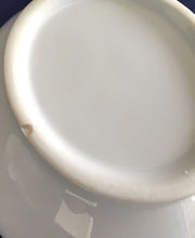 Lade das Bild in den Galerie-Viewer, KLEINE BLUMENVASE - Porzellan, Linien Rand Flora Blumen Blüten Blatt Blätter Motiv Dekor