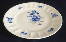 Lade das Bild in den Galerie-Viewer, 4er Set 3er TEEGEDECKE - Porzellan, Flora Rosenblumen Blüten Blatt Blätter Linien Relief Motiv Dekor