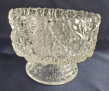 Lade das Bild in den Galerie-Viewer, EISDESSERT BECHER - Kristallglas, Eiskristalle Gefrorener Schnee Relief Motiv Dekor