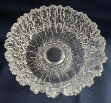 Lade das Bild in den Galerie-Viewer, EISDESSERT BECHER - Kristallglas, Eiskristalle Gefrorener Schnee Relief Motiv Dekor