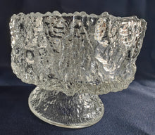 Lade das Bild in den Galerie-Viewer, EISDESSERT BECHER - Kristallglas, Eiskristalle Gefrorener Schnee Relief Motiv Dekor