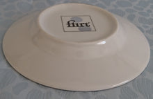 Lade das Bild in den Galerie-Viewer, ESPRESSO UNTERTASSE "Flirt" - Porzellan, Goldene Groß Klein YourEspresso Aufschrift Breiter Rand Motiv Dekor (nBC)