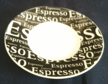 Lade das Bild in den Galerie-Viewer, ESPRESSO UNTERTASSE - Porzellan, Große Kleine Espresso Aufschrift Breiter Rand Motiv Dekor (nBC)