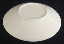 Lade das Bild in den Galerie-Viewer, ESPRESSO UNTERTASSE - Porzellan, Große Kleine Espresso Aufschrift Breiter Rand Motiv Dekor (nBC)