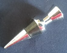 Lade das Bild in den Galerie-Viewer, 2er Set FLASCHENVERSCHLÜSSE - Edelstahl & Silikon, Moderne Keilförmige Form Runde Einkerbung & Dreieck Motiv Dekor