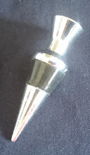 Lade das Bild in den Galerie-Viewer, 2er Set FLASCHENVERSCHLÜSSE - Edelstahl & Silikon, Moderne Keilförmige Form Runde Einkerbung & Dreieck Motiv Dekor