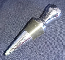 Lade das Bild in den Galerie-Viewer, FLASCHENVERSCHLUSS - Edelstahl & Silikon, Moderne Keilförmige Form Runde Einkerbung Motiv Dekor