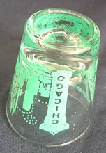 Lade das Bild in den Galerie-Viewer, SHOT KURZE SCHNAPS- GETRÄNKEGLAS - Hartglas, USA Chicago City Metropole Stadt Aufschrift Motiv Dekor