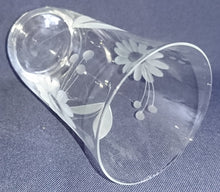 Lade das Bild in den Galerie-Viewer, 2er Set GETRÄNKEGLÄSER - Hartglas, Geschliffen Flora Blumenblüten Blatt Blätter Pflanzen Motiv Dekor