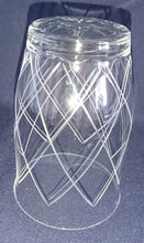 Lade das Bild in den Galerie-Viewer, 2er Set GRÖßERE GETRÄNKEGLÄSER - Hartglas, Geschliffen Linien Streifen Karo Motiv Dekor