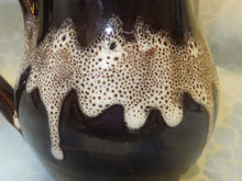 Lade das Bild in den Galerie-Viewer, GETRÄNKEKRUG - Keramik / Steingut, Abstrakter Schaum Blasen Motiv Dekor