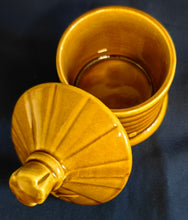 Lade das Bild in den Galerie-Viewer, HONIG SERVIERBEHÄLTER MIT DECKEL - Keramik / Steingut, Bienenstock Form Waben Biene Linien 1822 Aufdruck Relief Dekor