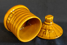 Lade das Bild in den Galerie-Viewer, HONIG SERVIERBEHÄLTER MIT DECKEL - Keramik / Steingut, Bienenstock Form Waben Biene Linien 1822 Aufdruck Relief Dekor